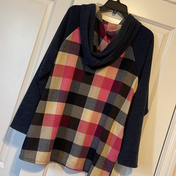 Vision Charcoal & Pink Color Block knit Pullover w/ Hood - Picture 6 of 6